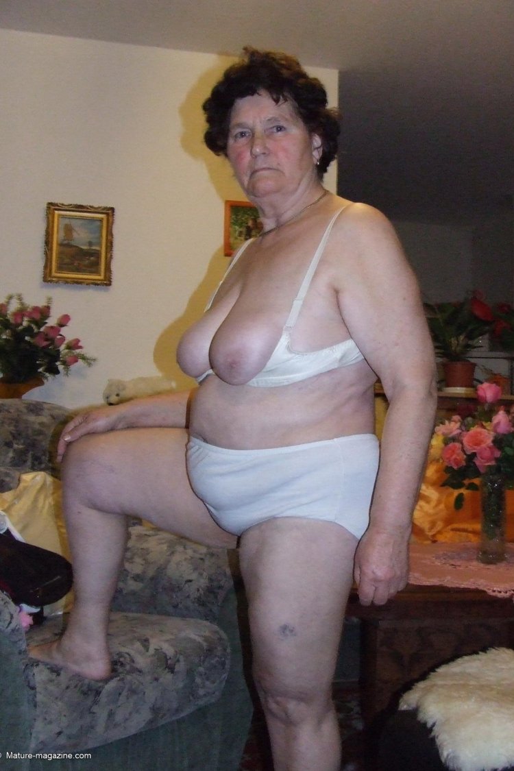 Kinky amatuer mama getting naked