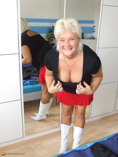 Big blonde mama playing with her pussy